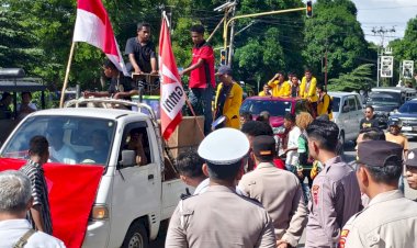 Menjaga-Demokrasi-Tanpa-Mengorbankan-Stabilitas,-Polres-Sikka-Amankan-Aksi-Damai”