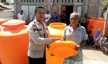 Kawal-Program-Air-Bersih,-Polres-Sikka-Pastikan-Penyaluran-51-Bak-di-Desa-Permaan-Berjalan-Aman-dan-Tepat-Sasaran