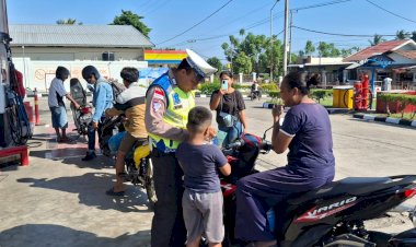 Polres-Sikka-Gencarkan-Edukasi-di-SPBU-Waipare,-Dorong-Kesadaran-Taat-Pajak-dan-Budaya-Tertib-Berlalu-Lintas