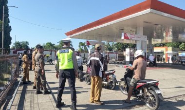Taat-Pajak,-Tertib-Berlalu-Lintas,-Aman-Berkendara:-Polres-Sikka-Gencarkan-Edukasi-di-SPBU-Madawat