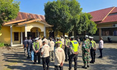 Antisipasi-Kepadatan-Kendaraan,-Satlantas-Polres-Sikka-Perkuat-Pengamanan-di-Lima-SPBU-Kota-Maumere