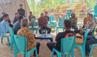 Bara-Konflik-di-Dusun-Maget-Dipadamkan,-Polsek-Kewapante-Polres-Sikka-dan-Tokoh-Adat-Berhasil-Satukan-Kedua-Belah-Pihak