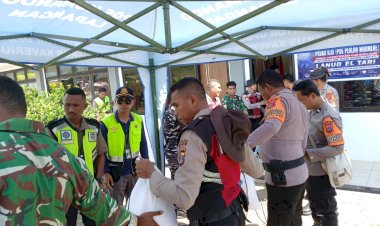 Bantuan-14-Ton-Tiba-di-Sikka,-TNI-Polri-Bergerak-Cepat-Bongkar-2.545-Koli-Sembako-untuk-Korban-Gempa