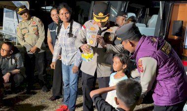 “Pulihkan-Trauma-Korban-Gempa,-Tim-Psikologi-Polda-NTT-dan-Polres-Sikka-Hadir-di-Tengah-Pengungsi-Gelora-Samador-Maumere”