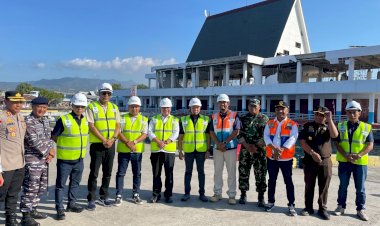 Di-Tengah-Duka-Gempa,-Wamenhub-Suntana-Hadir-Membawa-Bantuan-dan-Harapan-untuk-Sikka