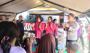 Kepedulian-di-Tengah-Bencana,-Kapolda-NTT-Kunjungi-Pengungsi-Gempa-dan-Beri-Perhatian-Khusus-pada-Anak-anak