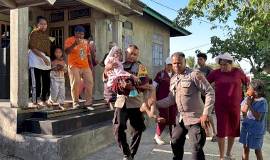 Polri-Evakuasi-Warga-Palue-Korban-Gempa,-Hadir-Membantu-di-Tengah-Duka-dan-Ketakutan
