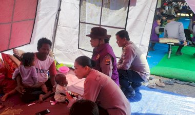 Polri-Hadir-Pulihkan-Trauma-Pengungsi-Gempa-di-Posko-Terpusat-Gelora-Samador-Maumere