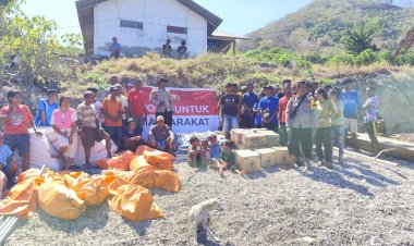 “Air-Mata-Syukur-di-Okacere-Palue,-Warga-Ucapkan-Terima-Kasih:-Polri-Hadir-Bawa-Bantuan-Pertama-Pascagempa”