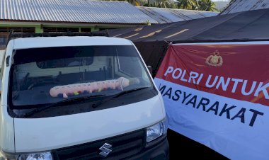 Pick-up-Terjebak-Longsor-Saat-Gempa-M-7,7-Guncang-Sikka,-Excavator-Bantuan-Polri-Bergerak-Evakuasi