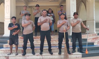 Polres-Sikka-Bergerak-Pulihkan-Dampak-Gempa,-Tujuh-Personel-Samapta-Bersihkan-Puing-Gereja-St.-Thomas-Morus