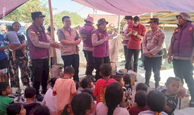 Mengembalikan-Senyum-di-Tengah-Posko-Pengungsian,-Polri-Gelar-Trauma-Healing-bagi-Warga-Pengungsian-Sikka