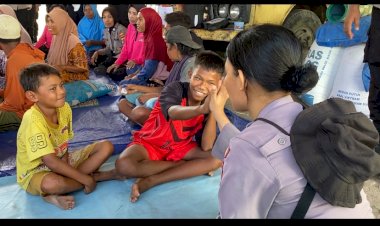 Sentuhan-Kasih-Srikandi-Bhayangkara:-Polwan-Polres-Sikka-Usap-Duka-Pengungsi-Nangahale-lewat-Akses-Kepedulian