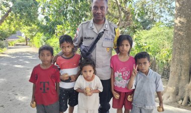Gempa-M-7,7-Guncang-Palue,-Bhabinkamtibmas-Polres-Sikka-Hadir-Bawa-Senyum-untuk-Anak-Anak-Korban-Bencana