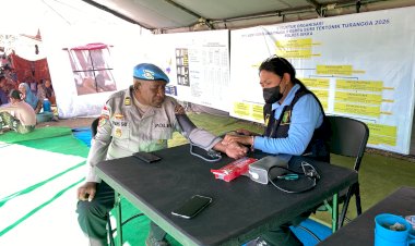 Pastikan-Kondisi-Personel-Tetap-Prima,-Sidokkes-Polres-Sikka-Periksa-Kesehatan-dan-Salurkan-Obat-bagi-Petugas-Pengamanan-Posko-Pengungsian