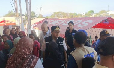 Dari-Gelora-Samador-Maumere-untuk-Korban-Gempa:-DPR-RI-dan-Gubernur-NTT-Turun-Langsung-Menguatkan-Pengungsi