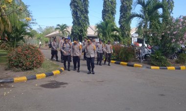 Jejak-Kepedulian-di-Tengah-Bencana,-Kapolda-NTT-Tiba-di-Maumere-Bawa-Bantuan-Bhayangkari-Peduli-Bagi-Korban-Gempa-Flores