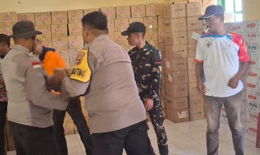 Dari-Daratan-ke-Kepulauan,-400-Dos-Air-Mineral-NTT-Dikirim-untuk-Warga-Terdampak-Gempa-Palue-Sikka
