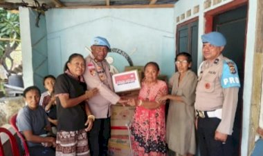 Unit-Propam-Polres-Sikka-Bergerak,-Komunitas-Difabel-Terdampak-Gempa-Terima-Bantuan-Sembako