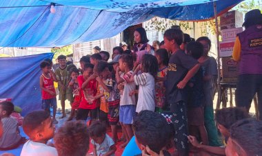 Di-Tengah-Luka-Gempa-Sikka,-70-Anak-Pengungsi-Diajak-Kembali-Tersenyum:-Trauma-Healing-Menjadi-Jembatan-Memulihkan-Harapan
