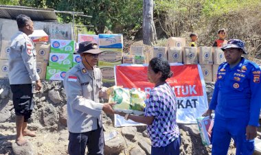 Menembus-Laut-Palue,-Polri-dan-Bhayangkari-Peduli-Antar-Bantuan-untuk-Warga-Terdampak-Gempa-di-Tuatebho
