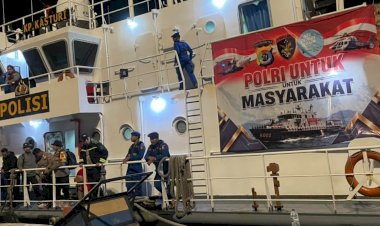 “Polri-Tak-Biarkan-Palu’e-Sendirian,-KP-KASTURI-6002-Menembus-Laut-Bawa-15-Ton-Bantuan-Kemanusiaan”