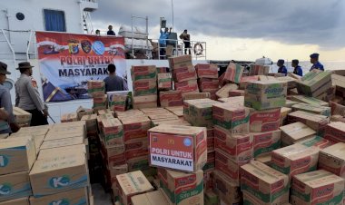 Menembus-Laut-Palue,-Membawa-Harapan:-Polri-Pulihkan-Trauma-dan-Salurkan-15-Ton-Bantuan-untuk-Warga