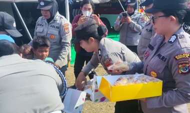 “Gelora-Samador-Kembali-Dipenuhi-Tawa,-27-Polwan-Polres-Sikka-Hadir-Obati-Trauma-Anak-Pengungsi”