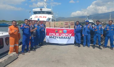 “Menembus-Gelombang-Demi-Kemanusiaan,-KP.-SUKUR-3007-Antar-100-Dos-Sembako-untuk-Korban-Gempa-Pemana-Sikka”