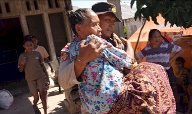Polri-Salurkan-Bantuan-untuk-155-KK-Korban-Gempa-di-Palue,-Bhabinkamtibmas-Sigap-Evakuasi-Lansia-75-Tahun