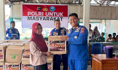 Menembus-Akses-Sulit,-Polri-Salurkan-146-Paket-Sembako-untuk-Warga-Terdampak-Gempa-di-Pulau-Sukun-Sikka
