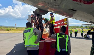 “Bantuan-Tiba,-Logistik-Dibongkar:-Bandara-Frans-Seda-Jadi-Simpul-Logistik-Kemanusiaan-Gempa-Flores”