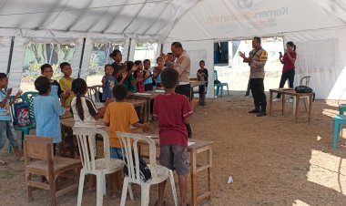 “Tawa-dan-Yel-Yel-Warnai-Edukasi-Lalu-Lintas,-Polres-Sikka-Tanamkan-Pesan-Keselamatan-bagi-Anak-Anak-Pulau-Palue”