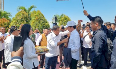 Jokowi-Tiba-di-Sikka,-Bawa-Bantuan-dan-Kepedulian-untuk-Warga-Terdampak-Gempa-Flores