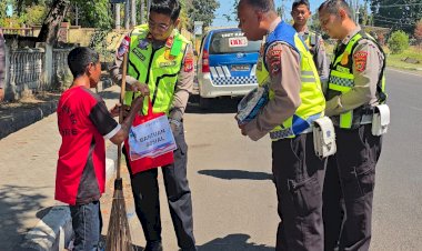 Peduli-Kasih-Satlantas-Polres-Sikka,-Sentuhan-Kemanusiaan-untuk-Warga-yang-Membutuhkan