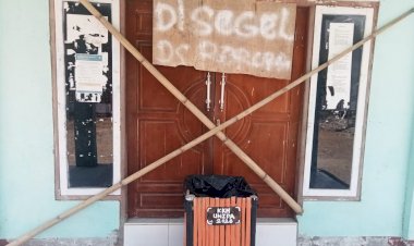 Kawal-Pembukaan-Segel-Kantor-Desa-Reroroja,-Pospol-Endete-Polsek-Alok-Polres-Sikka-Pastikan-Kamtibmas-Berlangsung-Kondusif