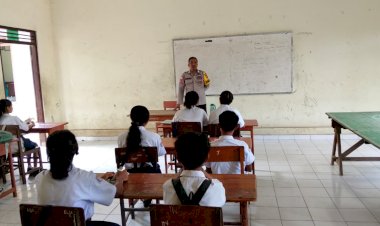 Dari-Habi-untuk-Masa-Depan-Gemilang,-Polres-Sikka-Dorong-Pelajar-Kenali-Peluang-Pendidikan-di-SMA-Kemala-Taruna-Bhayangkara