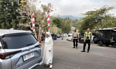 Utamakan-Keselamatan,-Satlantas-Polres-Sikka-Pastikan-Aktivitas-Ibadah-di-Wisung-Fatima-Lela-Berjalan-Lancar