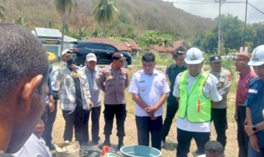 Dukung-Pembangunan-Kawasan-Pesisir,-Polsek-Paga-Polres-Sikka-Hadiri-Peletakan-Batu-Pertama-KNMP-Lowolabo