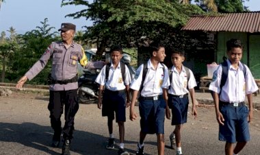 Dari-Persimpangan-hingga-Gerbang-Sekolah,-Polres-Sikka-Buktikan-Pelayanan-Nyata-untuk-Masyarakat