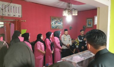 Saat-Duka-Menyelimuti,-Kapolres-Sikka-dan-Bhayangkari-Berikan-Dukungan-bagi-Keluarga-Almarhumah