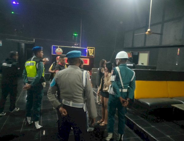 Patroli Gabungan TNI–Polri Sasar Tempat Hiburan Malam di Sikka, Pastikan Situasi Aman dan Tertib
