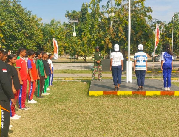 Personil Polsek Kewapante Polres Sikka Polda NTT memberikan Pelatihan Anggota Paskibraka Tingkat Kecamatan Kewapante Tahun 2025