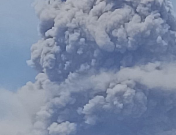 GUNUNG LEWOTOBI LAKI-LAKI KEMBALI ERUPSI, WARGA DIMINTA WASPADA