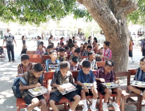 “Polres Sikka Polda NTT Pastikan Program Makan Bergizi Gratis Berjalan Aman dan Tepat Sasaran”