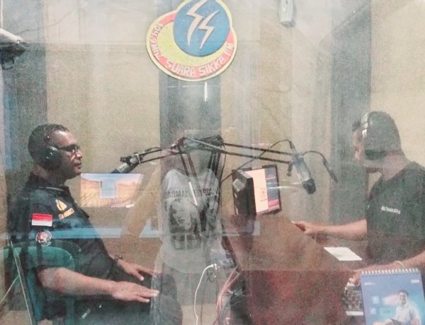 POLRES SIKKA POLDA NTT GANDENG DINAS KOMINFO KAB.SIKKA SOSIALISASI LITERASI DIGITAL MELALUI TALKSHOW SIARAN RADIO SUARA SIKKA