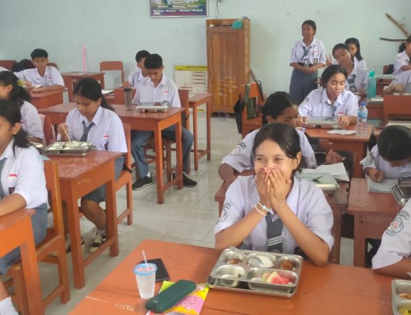 Peduli Gizi Anak Bangsa, Polres Sikka Polda NTT Aktif Awasi Penyaluran Program MBG di Lapangan