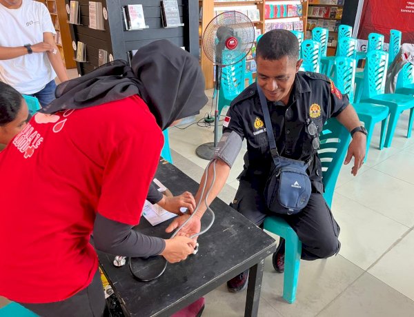 Setetes Darah untuk Sesama, Polres Sikka Polda NTT Berpartisipasi dalam Donor Darah HUT Gramedia ke-55