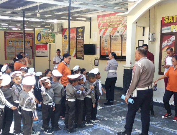 Pocil TK Sang Timur Maumere Ceria Kenali Dunia Polisi di Polres Sikka Polda NTT