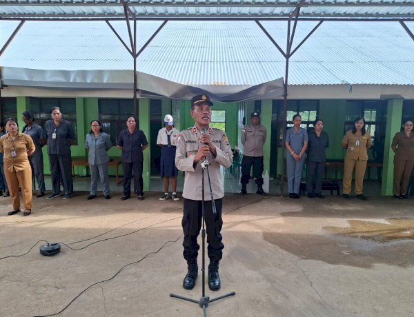 Kasat Binmas Polres Sikka Polda NTT Jadi Irup Apel Bendera di SMPN 3 Maumere, Ajak Pelajar Bijak Bermedsos dan Disiplin